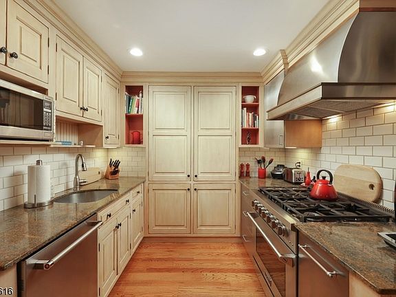 5th image of 13 Franklin Pl #7B