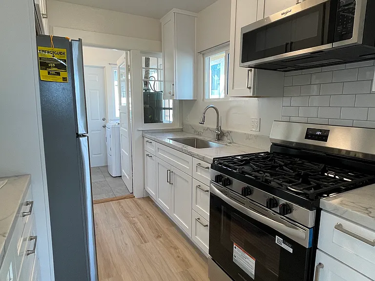 515 N Burlington Ave — Photo 6