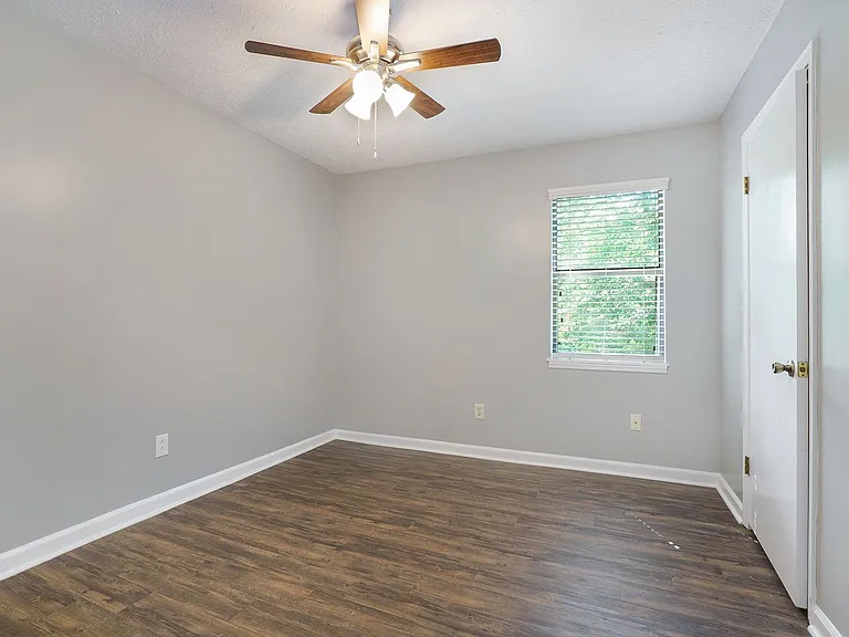104 Oak Park Ct — Photo 29