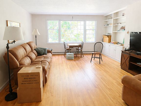 5th image of 9 Willow Spring Cir