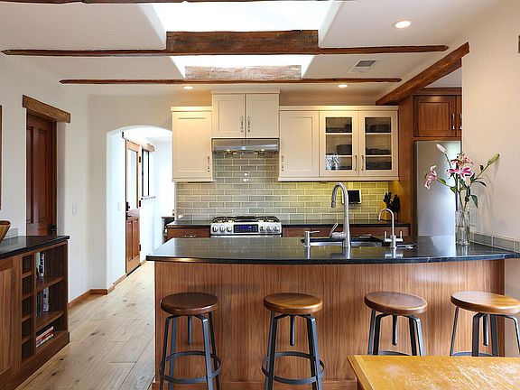Kitchen- eating bar