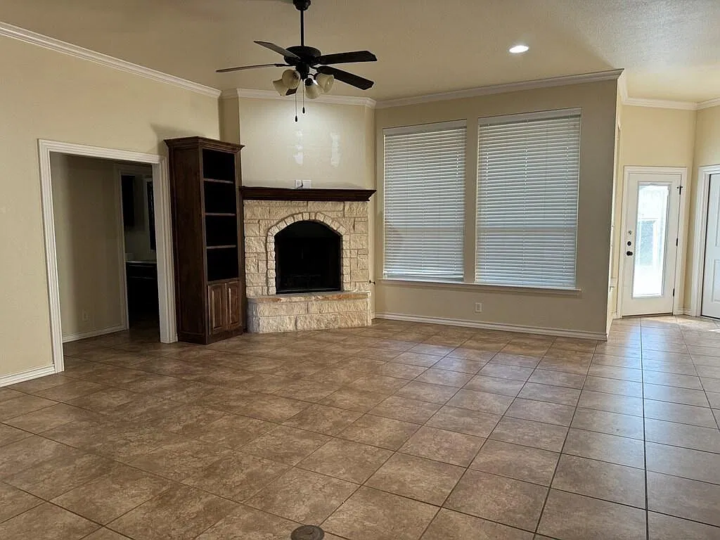 3 bed, 2.0 bath, 1731 sqft, $3,050 — Photo 3