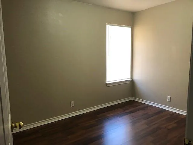 910 W Houston St — Photo 8