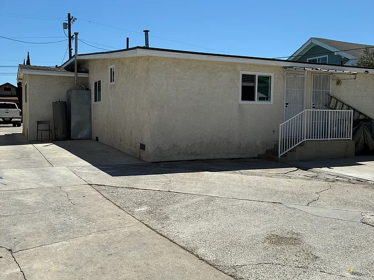 2827 E 6th St — Photo 22
