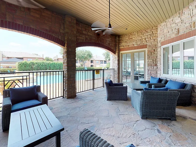 Oaks Riverchase Apartments — Photo 17