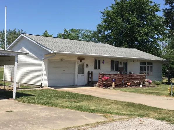 15 W Lincoln St, El Paso, IL 61738