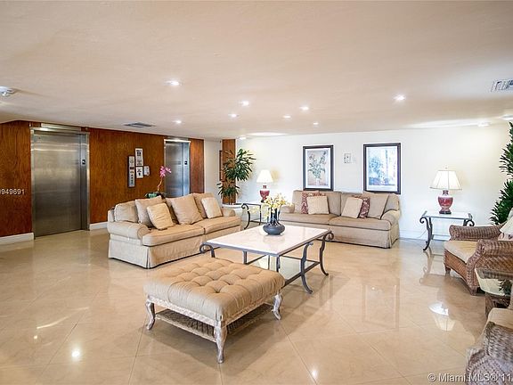 5th image of 2457 Collins Ave APT 505