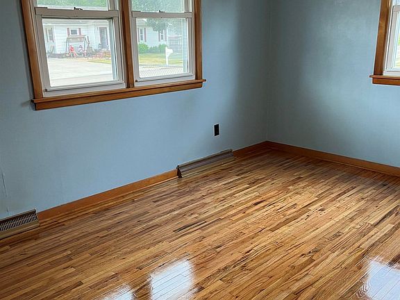 4th image of 555 Hopkins St
