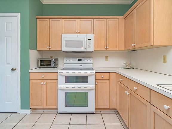 2nd image of 2064 Parkview Dr S