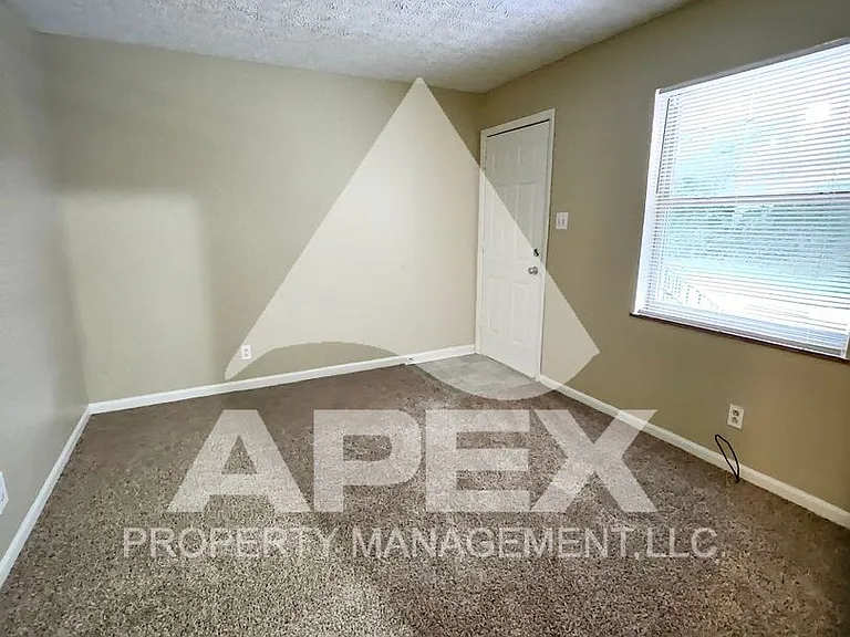 220 Ogle Avenue — Photo 5