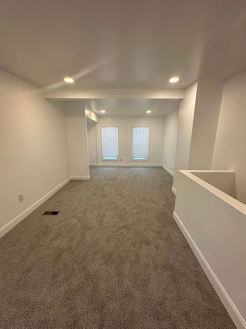 Newly Renovated One Bedroom House, Downtown Location — Photo 2