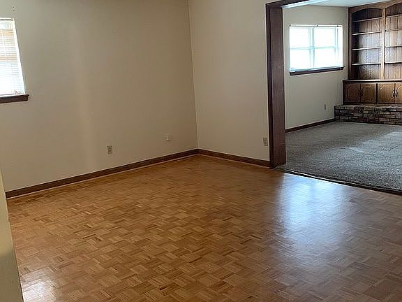 Den and dining area with par