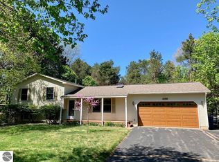 8648 Cedarcrest Dr, Traverse City, MI 49685