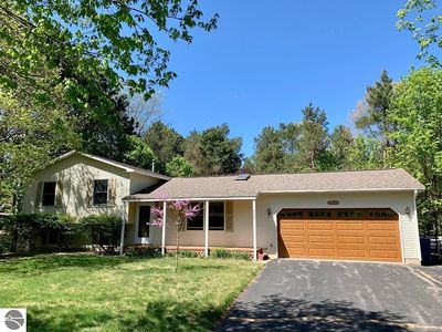 8648 Cedarcrest Dr, Traverse City, MI, 49685