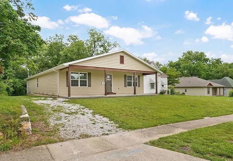 1120 N Clay Ave — Photo 2