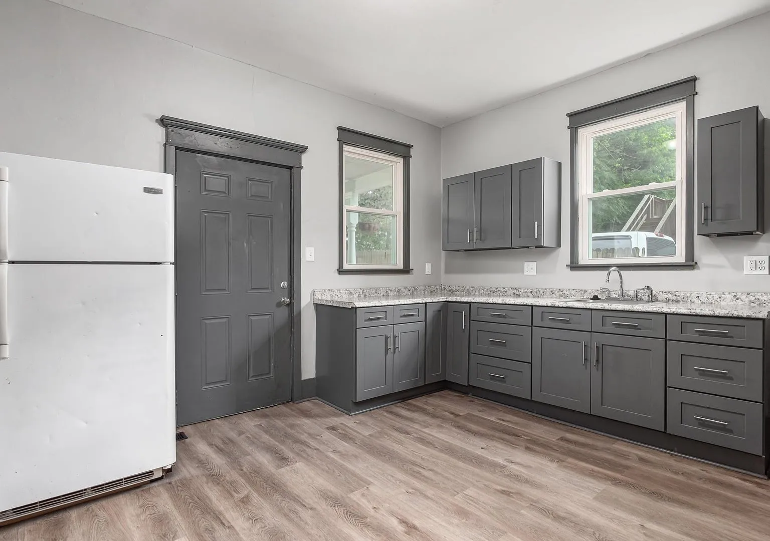 3 Bedroom, 1.5 Bathroom Apartment — Photo 4