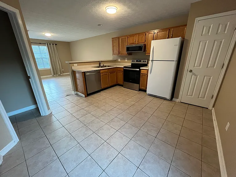 415 Dabney Dr — Photo 5