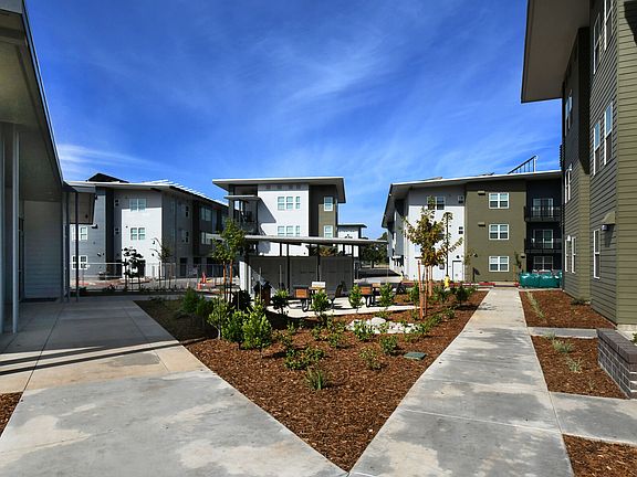 5th image of 2265 Maclovia Ave #325