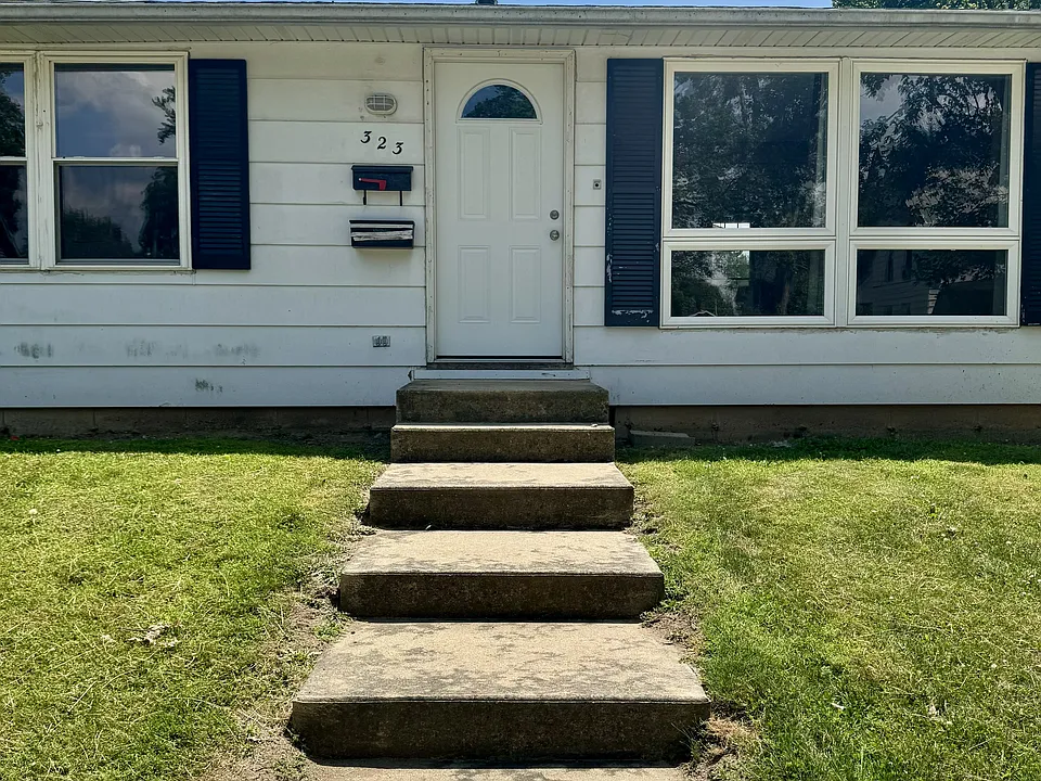 323 W Smith St