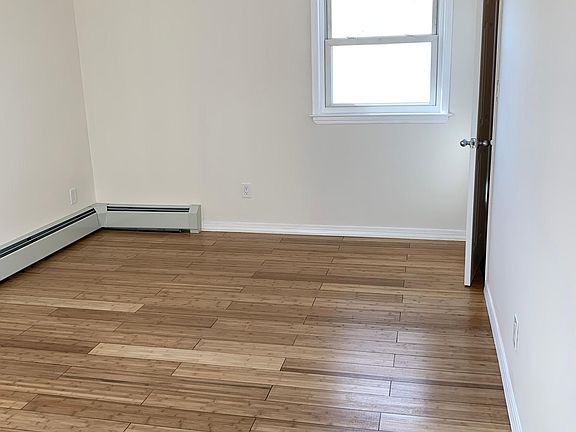 3rd image of 998 Edgegrove Ave Floor 1
