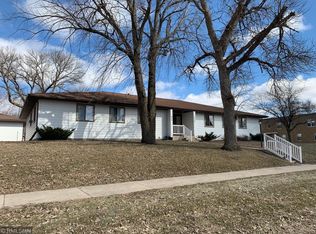 945 Prospect Ave, Windom, MN 56101