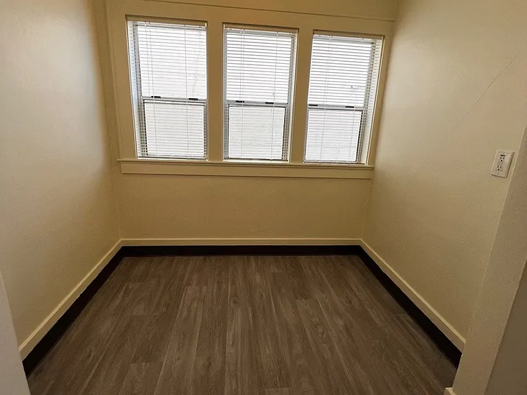 Elaine Apartments — Photo 17