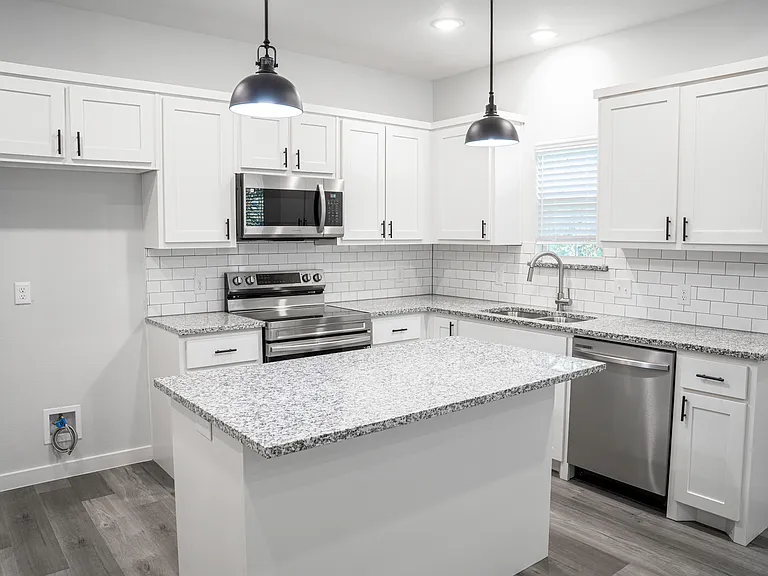716 E Chestnut St — Photo 4