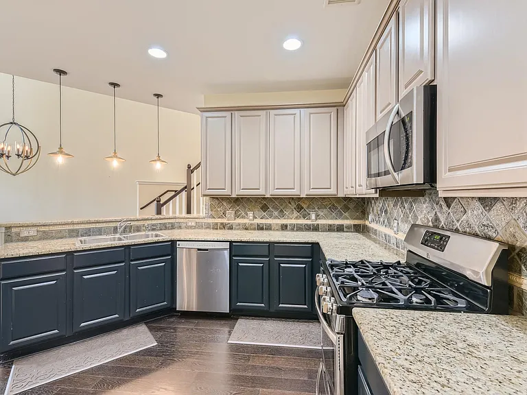 2210 Onion Creek Pkwy #402 — Photo 10