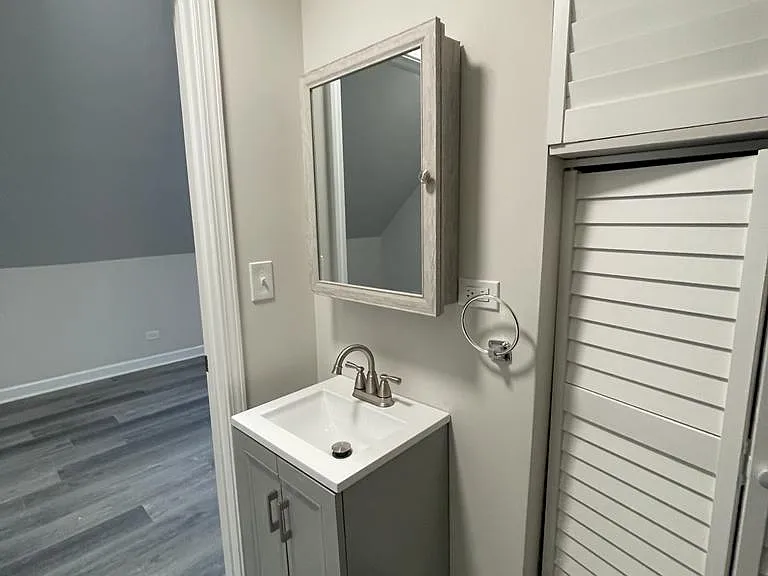 2917 W Cermak Rd #4R — Photo 9