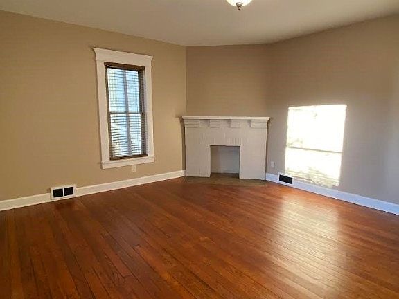 4th image of 824 2nd St