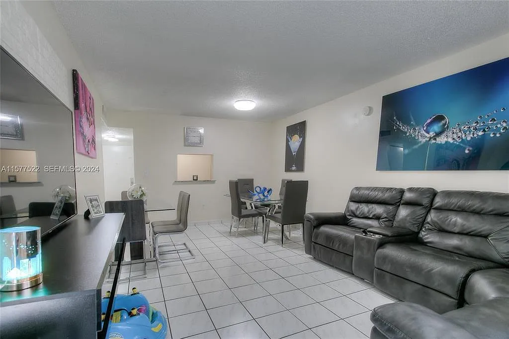 2 bed, 2.0 bath, 996 sqft, $1,900 — Photo 3