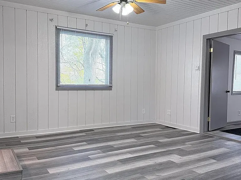 560 S Campbell St — Photo 14
