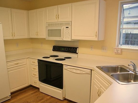 3rd image of 7041 Penbrook Dr