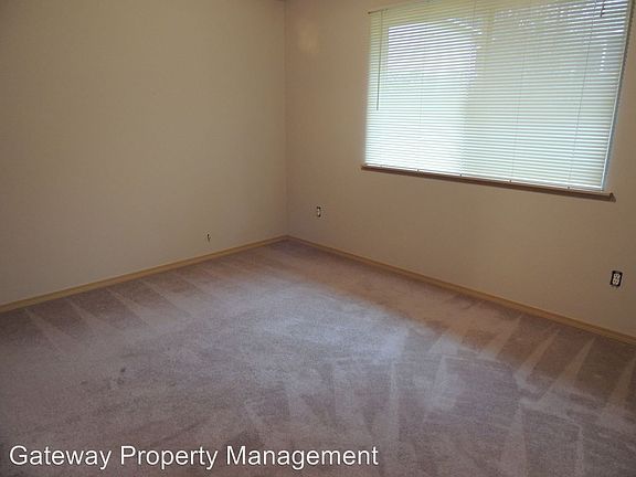 3rd image of 261 E Lakeshore Dr W