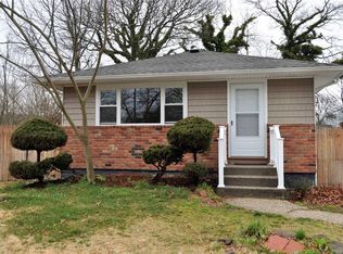 13 Wellwood Dr, Shirley, NY 11967