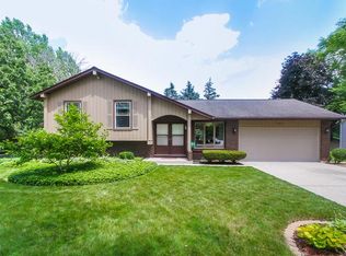 1425 N Madlock Ct, Elgin, IL 60123