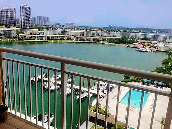 3rd image of 18071 Biscayne Blvd APT 1201