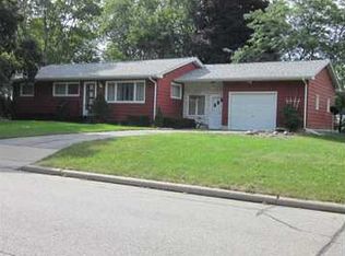 1007 Bowler St, Hiawatha, IA 52233