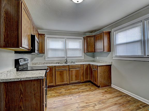 4th image of 204 S 10th St