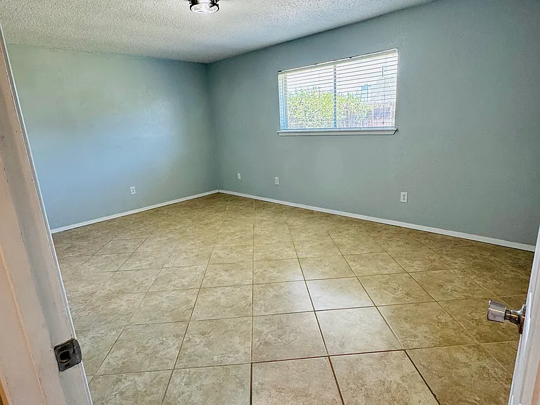214 Portsmouth Dr — Photo 15