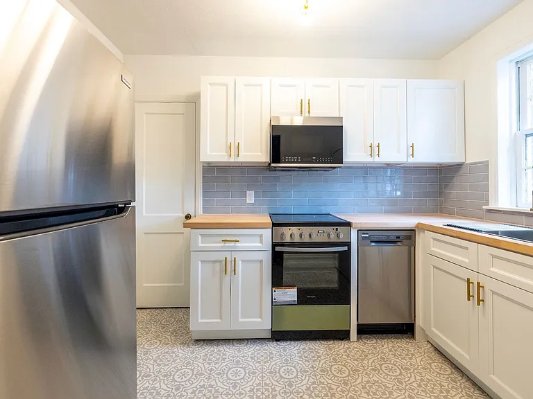 3411 Bull St — Photo 3