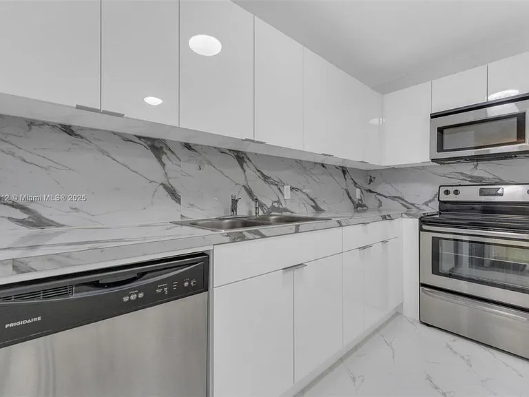 2401 SW 102nd Ave — Photo 7