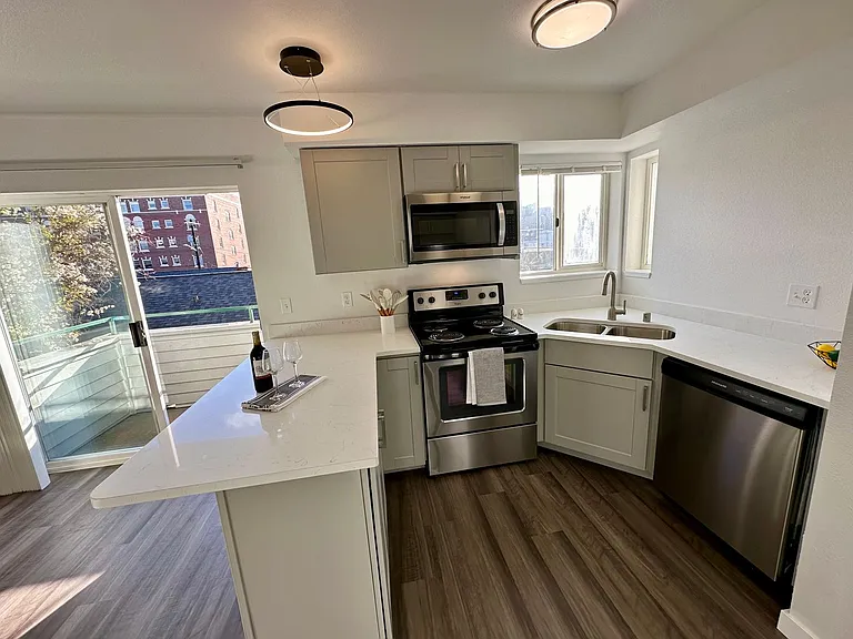 1712 Boylston Ave — Photo 2