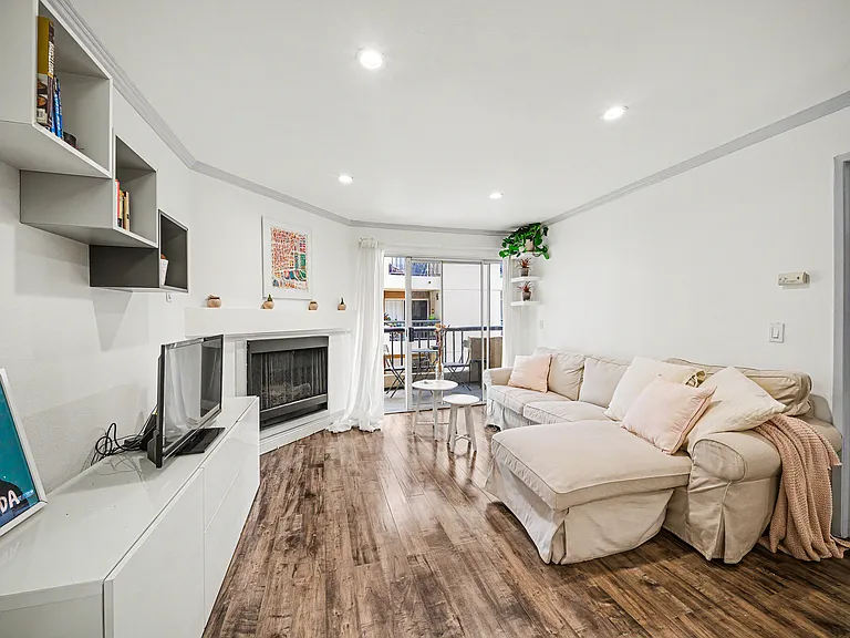 5530 Owensmouth Ave #210 — Photo 9