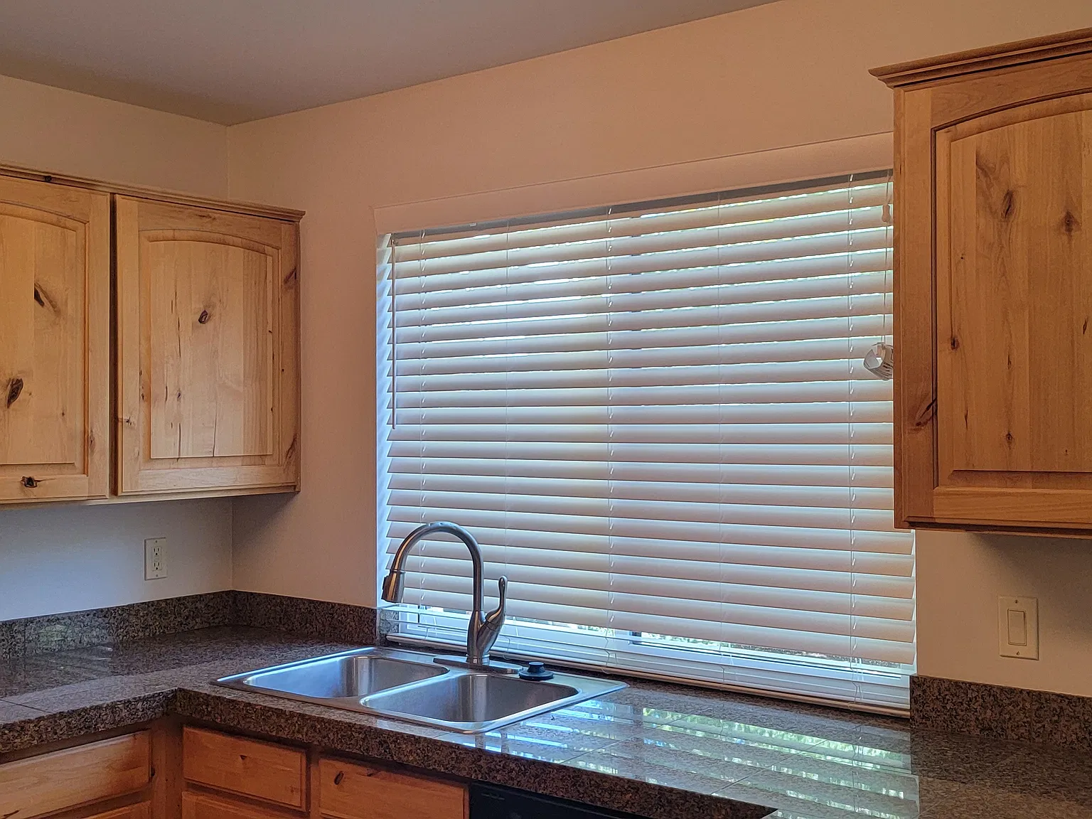 3 bed, 2.5 bath, 2100 sqft, $2,400 — Photo 2