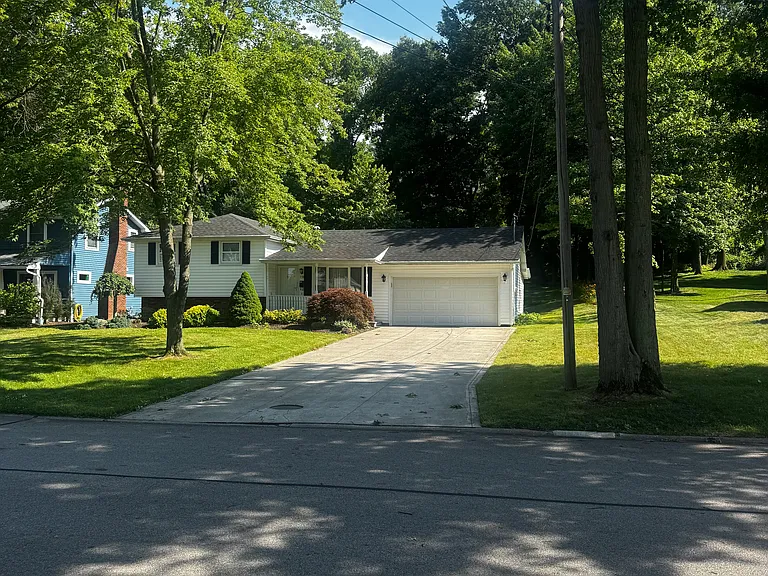 Crestline Ave — Photo 1