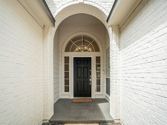 3rd image of 146 S Hollylaurel Cir