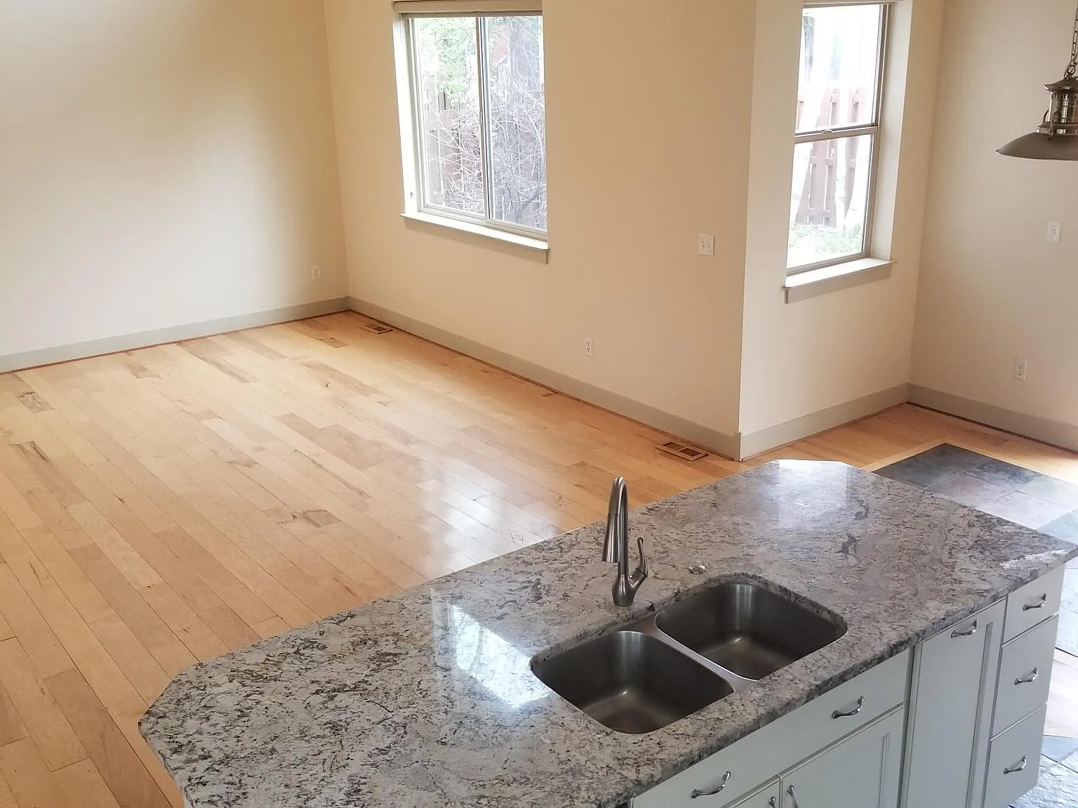 1048 Lincoln Ln — Photo 3