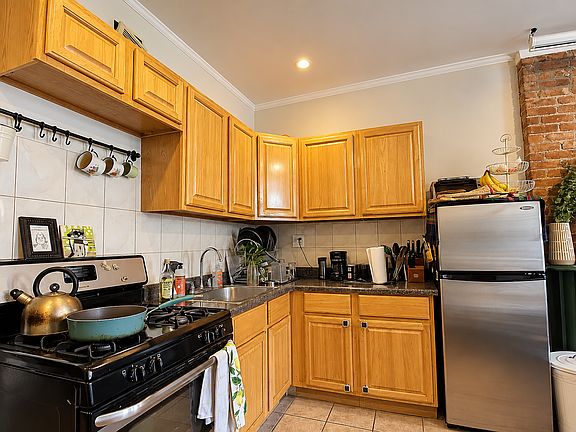 5th image of 413 Hart St #2