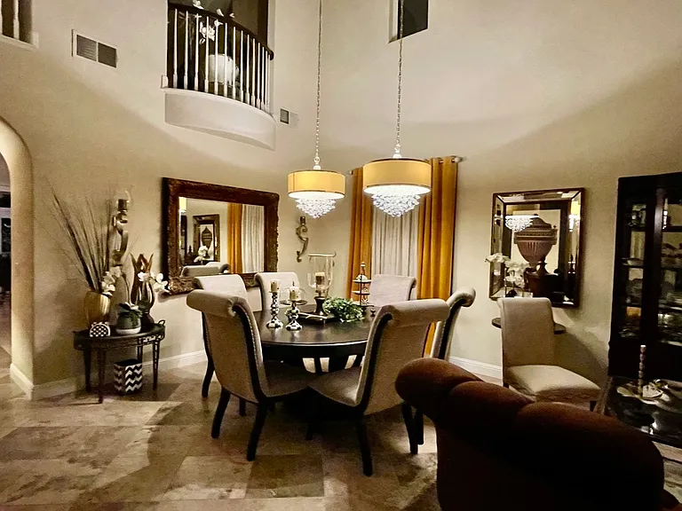 714 Round Hill Dr — Photo 2